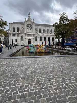 a large white building with a fountain in front of it at Sublime appartement au centre de Bruxelles in Brussels