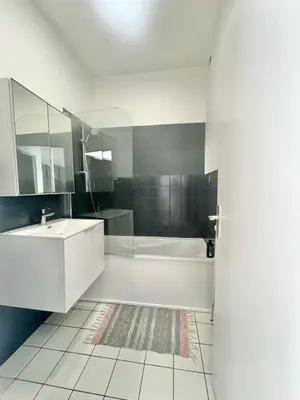 a white bathroom with a tub and a sink at Petit cocon à Ixelles - Quartier Européen in Brussels