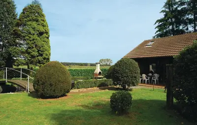 a house with a garden and a house with bushes at Groene Vallei in Wachtebeke