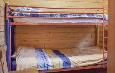 a bunk bed room with two bunk beds in a cabin at Sjapoo in Wachtebeke