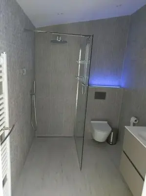 a bathroom with a shower stall and a toilet at Rustige ruime duplex in Wijnegem