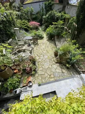 a garden with a table and chairs and plants at The Museum - Au Lit, Jérôme! in Antwerp