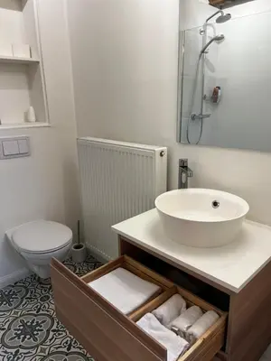a bathroom with a sink and a toilet at Melkhuisje in Dendermonde