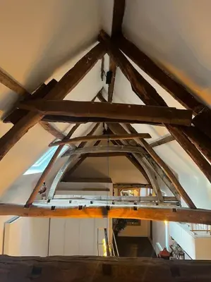 a ceiling of a room with wooden beams at Melkhuisje in Dendermonde