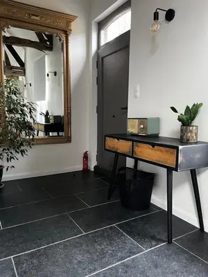 a mirror and a table in a room with a counter at Melkhuisje in Dendermonde