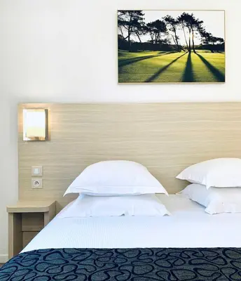 a bedroom with a bed and a picture on the wall at Surplombant louisa in Brussels