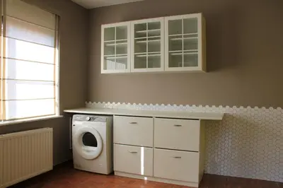 a laundry room with a washing machine and a window at Maison Spacieuse near Brussels in Meise