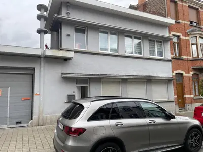 a silver car parked in front of a house at La belle étoile de Bruxelles in Brussels