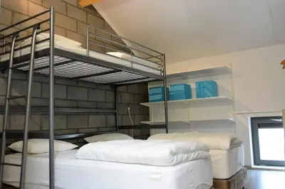 a room with two bunk beds in a room at Vakantiewoning De Poort in Zottegem