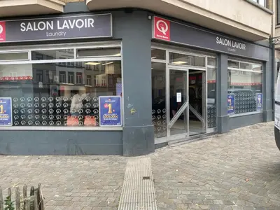 a store front of a store on a street at Appartement Bruxelles Belgique in Brussels