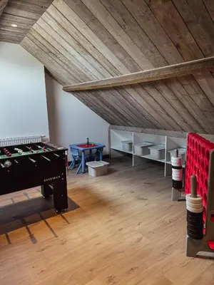 a room with a pool table and a wooden ceiling at Kindvriendelijke vakantiewoning Happy Cow-ter in Belsele