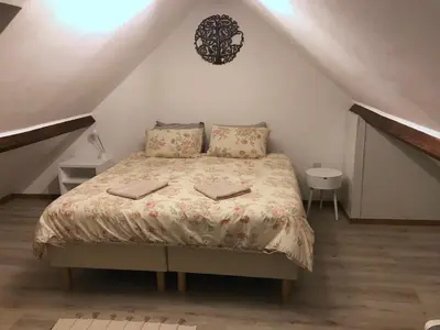 a bedroom with a bed in a attic at Appartement lumineux - Bruxelles in Brussels