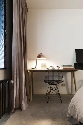 a desk with a chair next to a bed at Logieslogees in Tielrode