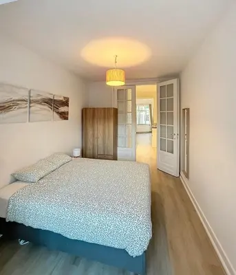 a bedroom with a large bed in a room at Magnifique appartement une chambre in Brussels