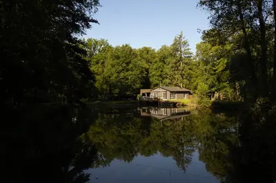 a house in the middle of a lake at Unieke chalet aan het water in Lille
