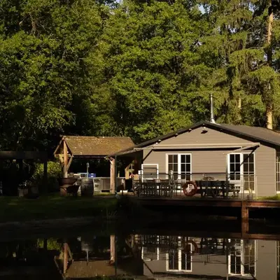 Unieke chalet aan het water