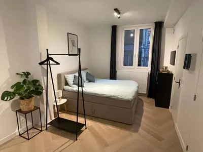 a small bedroom with a bed and a window at Stadsstudio op toplocatie in Antwerp
