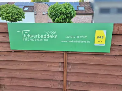a sign for a house on a fence at B&B Tlekkerbeddeke in Rumst
