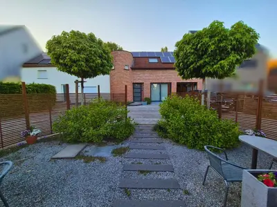 a garden with a stone walkway in front of a building at B&B Tlekkerbeddeke in Rumst