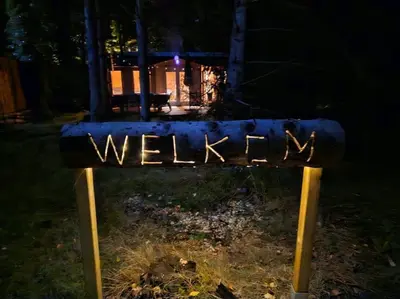 a sign with the word weitzwritten on it at night at Casa De Los Ciervos in Stekene