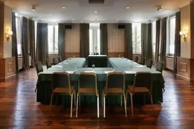 a large conference room with a long table and chairs at Château à 10 minutes de Bruxelles in Beersel