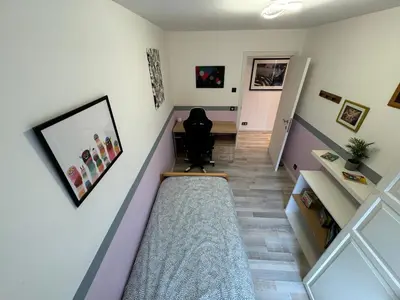 a hallway with a desk and a chair in a room at hébergement pour 3 personnes, 2 chambres in Overijse