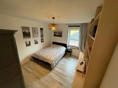 a bedroom with a bed and a window at hébergement pour 3 personnes, 2 chambres in Overijse