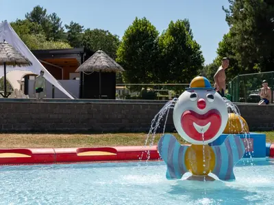 a water fountain in a swimming pool at Charming Breebos Getaway in Rijkevorsel