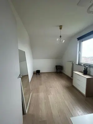 an empty room with a mirror and a window at Duplex appartement, Burcht in Zwijndrecht