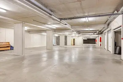 an empty room with white walls and ceilings at Ruim 3 slaapkamer appartement met parking nabij NATO in Machelen