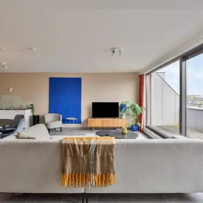 Ruim 2 slaapkamer appartement met parking nabij NAVO