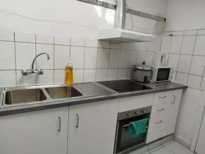a kitchen with a sink and a microwave at Charmant logement familial au cœur d'AALST Belgique in Aalst