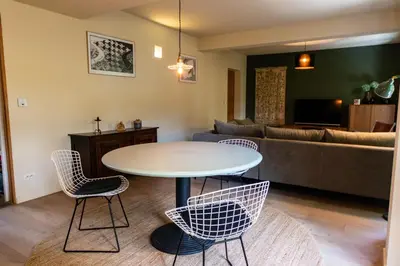 a living room with a table and two chairs at Zesdrienegen in Ghent