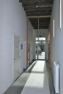 an empty hallway of a building with doors and a hallwayngth at Jeugdverblijfcentrum Schotte in Aalst