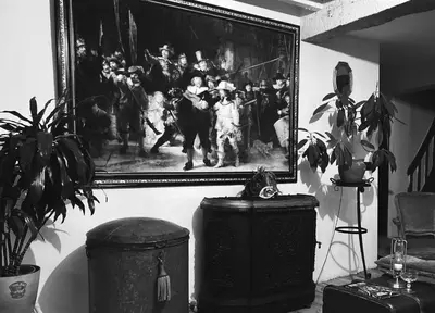 a painting hanging on a wall in a living room at Mystic's Lodge in Antwerp
