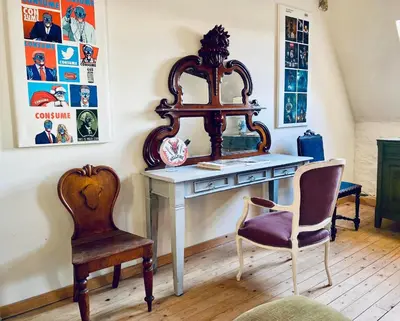 a room with a desk with a mirror and a chair at Mystic's Lodge in Antwerp