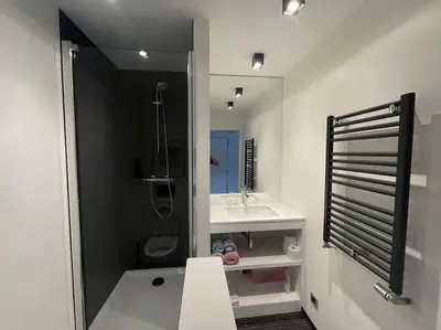 a bathroom with a sink and a toilet and a mirror at Appartement à proximité de Bruxelles in Meise