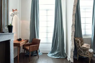 a room with a desk and a chair and a window at Ganda Rooms & Suites in Ghent