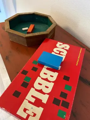 a toy table with a toy box and a sign at 't Cravael in Meldert