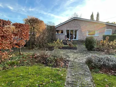 a house with a garden in front of it at Vakantiehuis De Bosrand Goor-Asbroek in Hulshout
