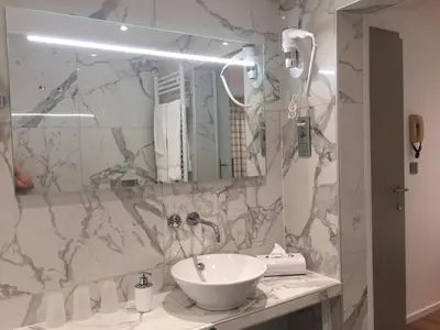 a bathroom with a sink and a mirror at Shelter-rooms in Buysinghen