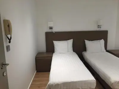 two beds sitting next to each other in a room at Shelter-rooms in Buysinghen