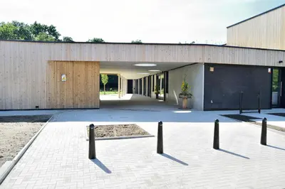 a building with a courtyard in front of it at Bielebale Vakantiehuisjes in Brasschaat