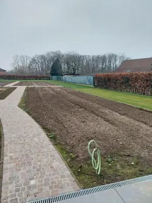 a dirt field with a hose in the middle at Krie1 by Luttelkolen in Tielt