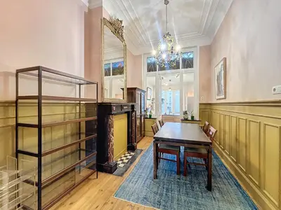 a dining room with a table and some shelves at Bruxelles Midi in Brussels