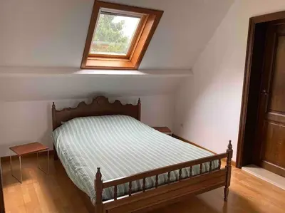 a small bedroom with a bed with a window at Wahwo Baki in Wachtebeke