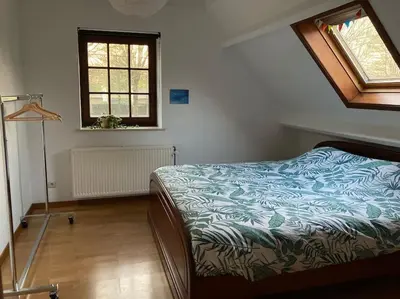 a bedroom with a bed and a window at Wahwo Baki in Wachtebeke
