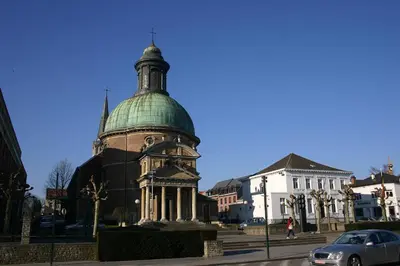 a building with a green dome on top of it at Plein centre de Waterloo! 1 in Waterloo