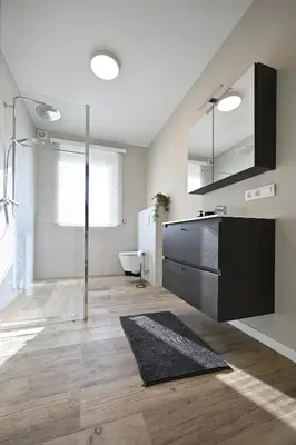 a bathroom with a sink and a mirror at Luxe accomodatie d'einde in Beerse