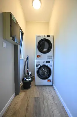 a washer and dryer sitting in a laundry room at Luxe accomodatie d'einde in Beerse